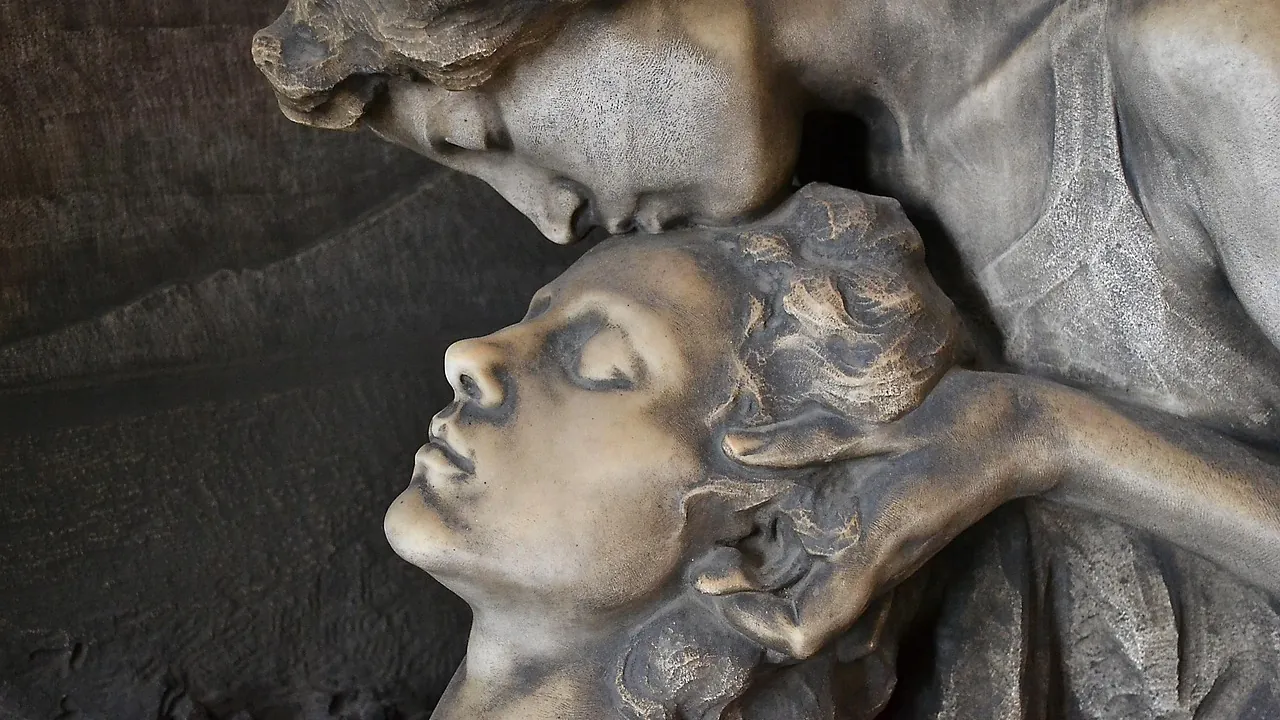 Un visage de profil sculpté en relief dans la pierre
