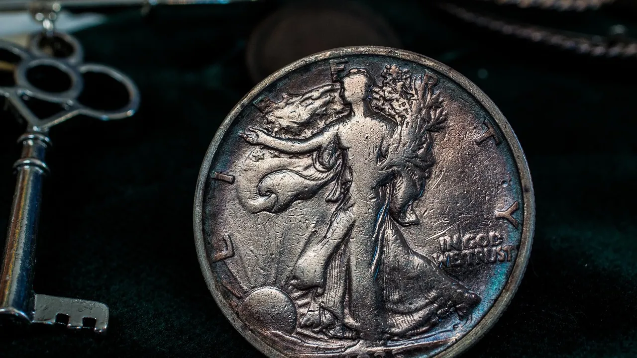 Une pièce d’argent ancienne à l’effigie gravée, posée près de vieilles clés