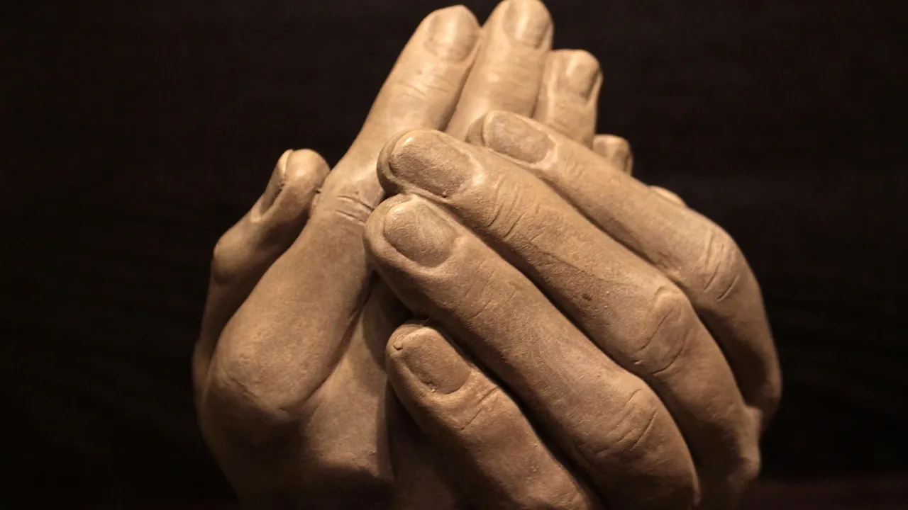 Deux mains sculptées, jointes l’une contre l’autre