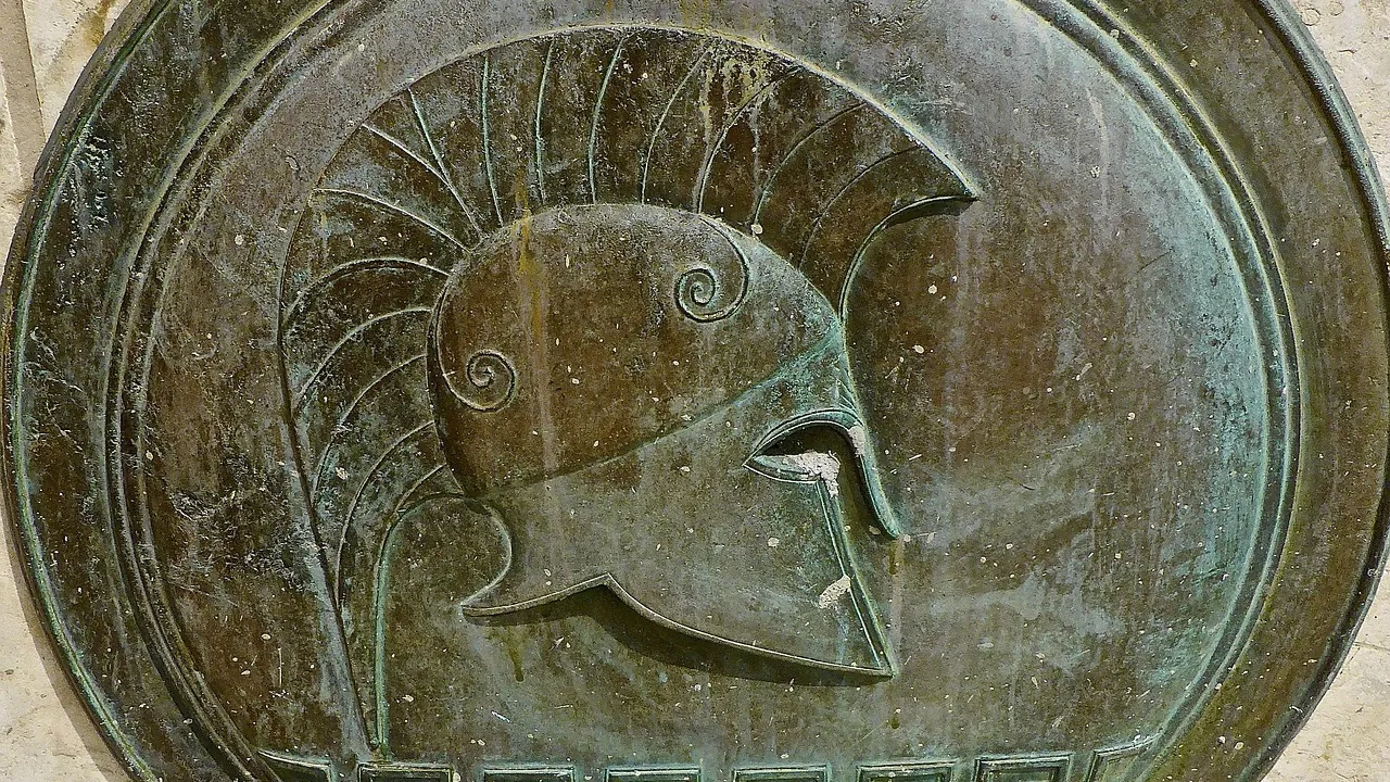 Un médaillon de bronze patiné, un casque gravé en relief